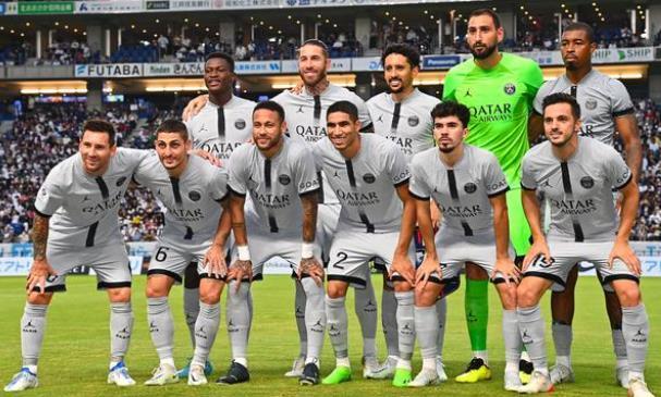  法甲赛季收官巴黎卫冕成功捧杯  