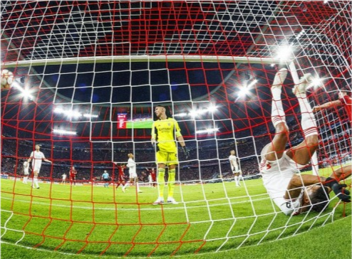  拜仁慕尼黑主场大胜，莱万再创进球纪录  