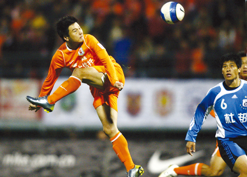  法兰克福主场憾平劲敌，错失登顶良机